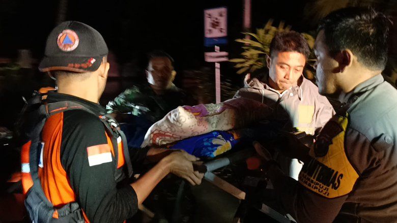 Luapan Sungai Picu Banjir Hingga Dua Meter, Tim Gabungan Evakuasi Warga Prioritas di Rambipuji