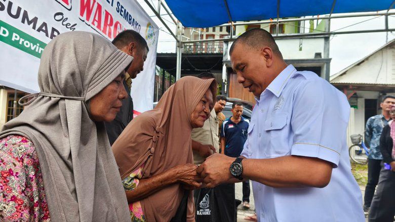 Salurkan Bantuan Paket Sembako di Jombang, Cak Sumardi Disambut Antusias oleh Ibu-ibu