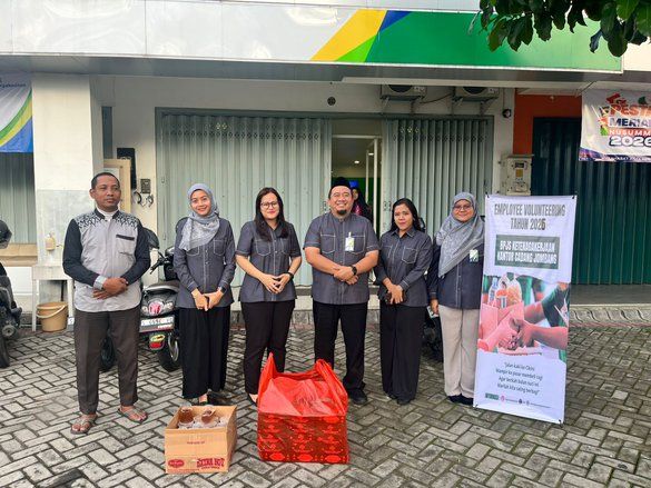 Peduli Warga Sekitar, BPJS Ketenagakerjaan Jombang Bagikan Takjil