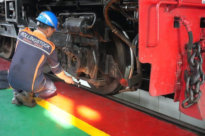 Sambut Lebaran, PT KAI Intensif Merawat Lokomotif dan Kereta