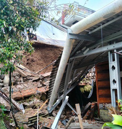 Tertimpa Talud Fondasi Rumah yang Longsor, Warga Magetan Terluka