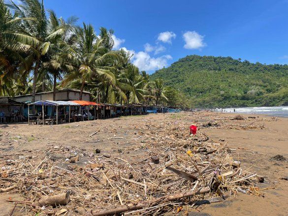 Ramai Saat Libur Lebaran, Pantai Konang Trenggalek Justru Dipenuhi Sampah