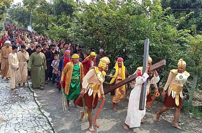 Teatrikal Jalan Salib Warnai Jumat Agung di GKJW Banyulegi Mojokerto