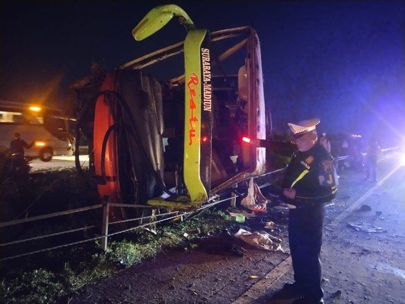 Bus Restu Terguling di Tol Jombang-Mojokerto, 1 Meninggal dan 15 Luka