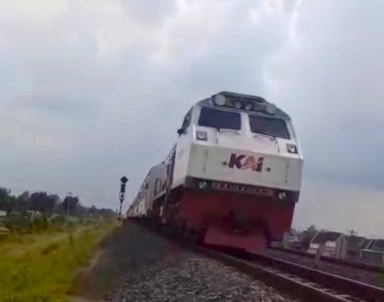 Masinis Sigap Hentikan Kereta, Perempuan di Rel Berhasil Diselamatkan