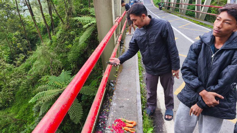 Rokok dan Bunga di Jembatan Cangar, Tahura R.Soerjo Sebut Mengganggu Alam