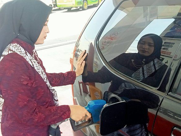 Hari Kartini, Petugas SPBU dan Pelajar Perempuan di Madiun Kenakan Kebaya