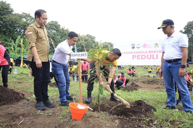 Hari Bumi, Polres Madiun dan Perhutani Tanam Ribuan Bibit di Hutan