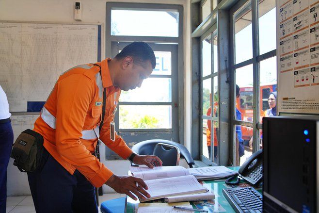 Pastikan Jalur Andal, KAI Madiun Cek Rel dengan Lori Dresin