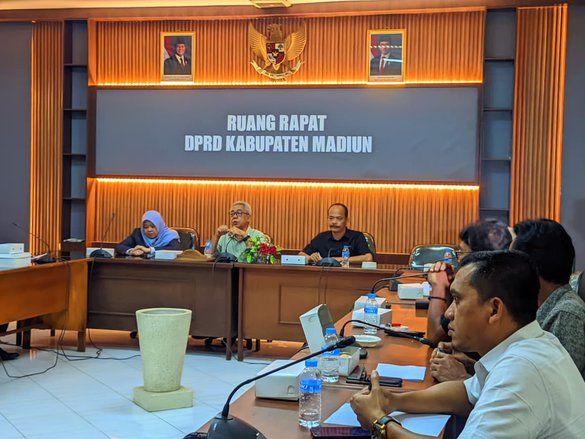 DPRD Ungkap Penahanan Ijazah Eks Pekerja di Madiun