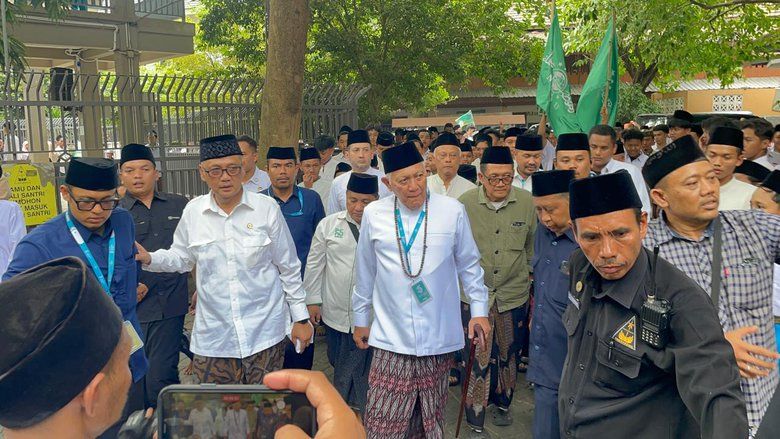 Gus Kikin Pulang ke Tebuireng, Disambut Ribuan Santri dengan Salawat