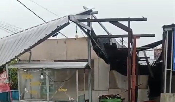 Hujan Disertai Angin Kencang, Atap Rumah dan Kios Warga di Jombang Porak Poranda