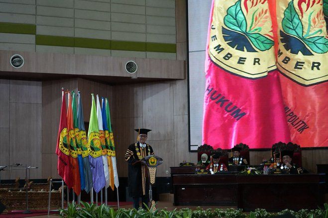 Wisuda Ratusan Lulusan, Rektor Unej Tekankan Integritas sebagai Bekal Hadapi Era AI