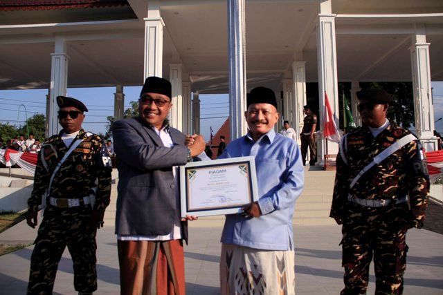 Bupati Situbondo Terima Piagam Penghargaan PWNU Jatim