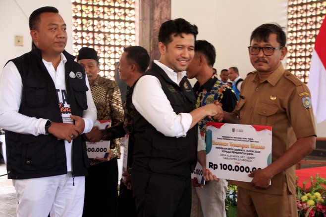 Salurkan Bansos di Situbondo, Emil Sebut Warga Miskin Jatim Turun Jadi 9,5 Persen