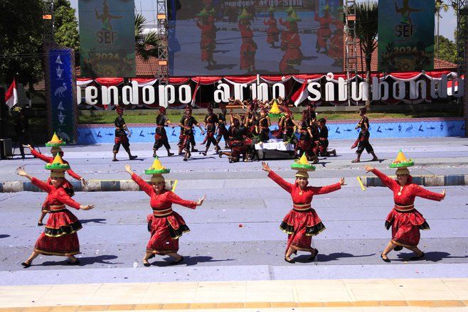 Ribuan Penari Hipnotis Pengunjung Situbondo Ethnic Festival 2024
