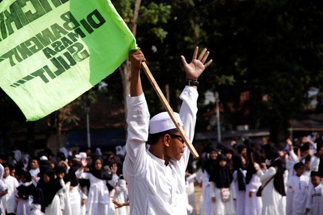 <strong>Sambut Rekor Muri Upacara Hari Santri Nasional, Santri  Situbondo Puji Bung Karna</strong>