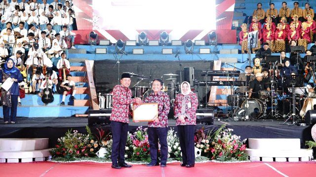 Berhasil Tekan Angka Stunting, Bupati Sampang Terima Penghargaan dari BKKBN 