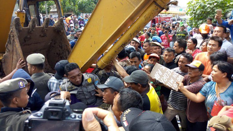Adu Dorong Warnai Penggusuran Pedagang