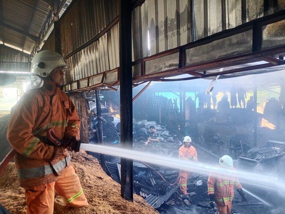 Pabrik Produksi Arang di Dawarblandong Mojokerto Terbakar