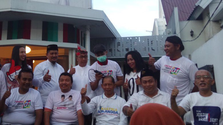 Relawan Jokowi-Ma'ruf Amin Penuhi Nazar Cukur Gundul