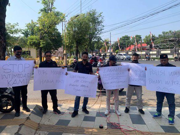 Story WhatsApp Perwira Polisi Dipersoalkan, Jurnalis Tuban Gelar Aksi

 