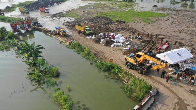 Pemkot Surabaya Kerahkan Belasan Alat Berat Tangani Banjir Sumberejo