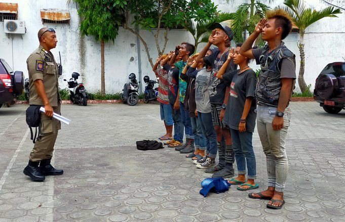 Delapan Remaja Kota Blitar Dihukum Hafalkan Pancasila dan Hormat Bendera
