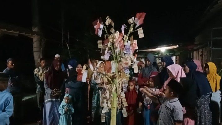 Warga Probolinggo Meriahkan Maulid Nabi dengan "Ancak Uang"