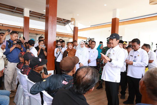 Menteri KKP Janjikan Bantuan Kapal untuk Nelayan KNMP Lateng Banyuwangi