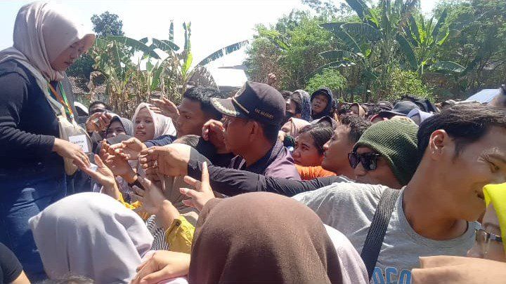 Ribuan Warga Serbu Penjualan Sepatu dan Sandal Murah di Mojokerto