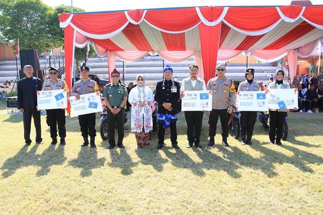 Pemkot Probolinggo Serahkan 100 Unit Motor untuk Operasional Polisi RW