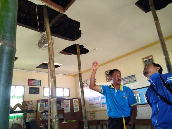 Atap SDN Balong 3 Ponorogo Disangga Tiang Bambu