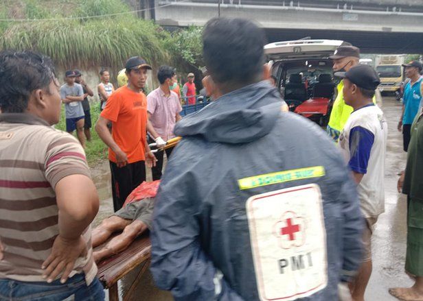 Bajak Sawah, Petani di Mojokerto Tewas Tersambar Petir