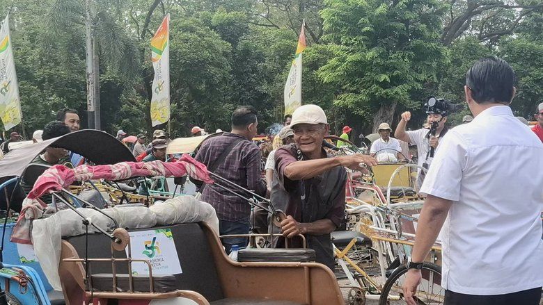 Di Balik Kayuhan Tua, Senyum Para Pejuang Jalanan Kembali Mengembang