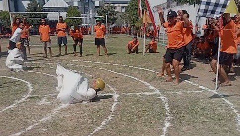 Serunya Balap Karung WBP Lapas Pemuda Madiun Sambut HUT RI