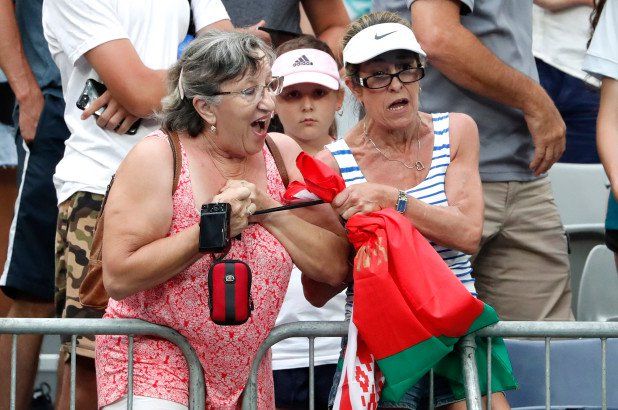 Emak-emak Berebut Bandana Sabalenka