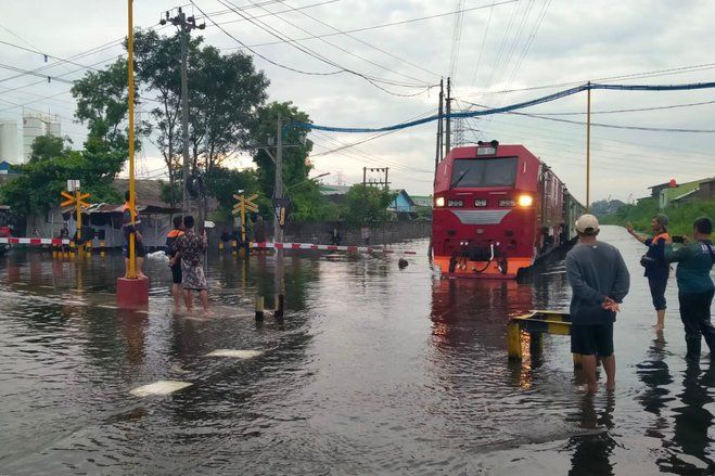 Batalkan Perjalanan Kereta Akibat Banjir Semarang, Pelanggan Terima Refund dari PT KAI