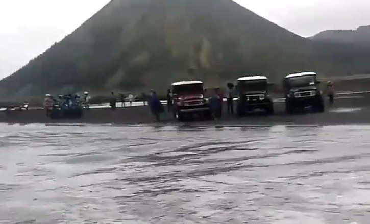 Banjir di Lautan Pasir Bromo, TNBTS: Itu Hal Biasa