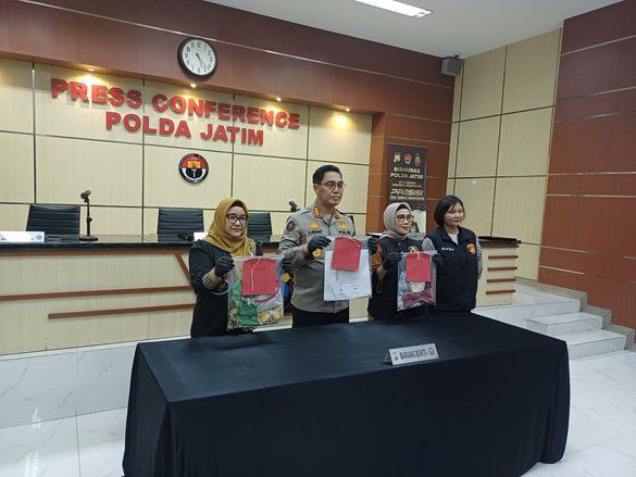 Ayah Tiri di Surabaya Tega Perkosa Dua Anak Kembar hingga Salah Satu Korban Hamil
 
