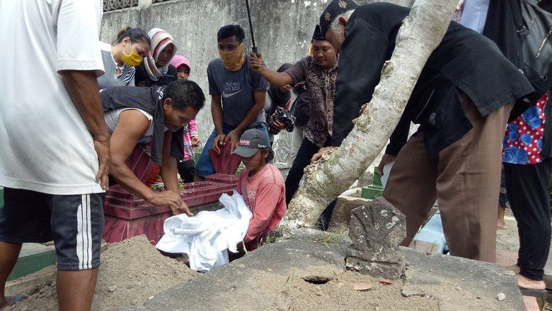 Isak Tangis Warnai Prosesi Pemakaman Bayi Korban Dugaan Pembunuhan