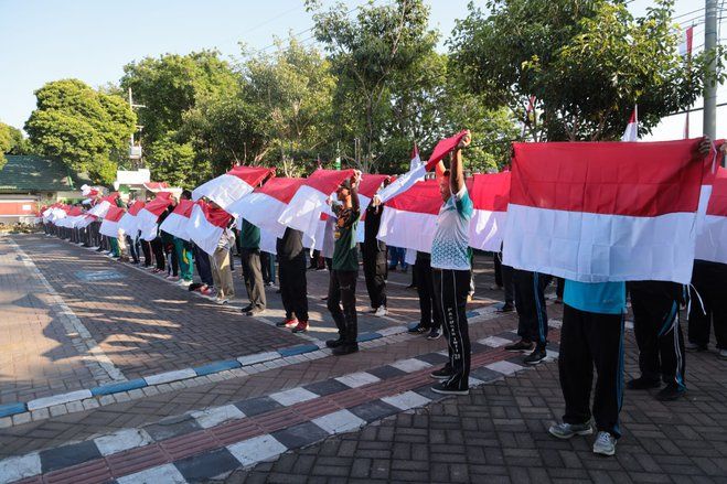 Pemkot Probolinggo Bagikan Ribuan Bendera Merah Putih Gratis di Bulan Kemerdekaan RI