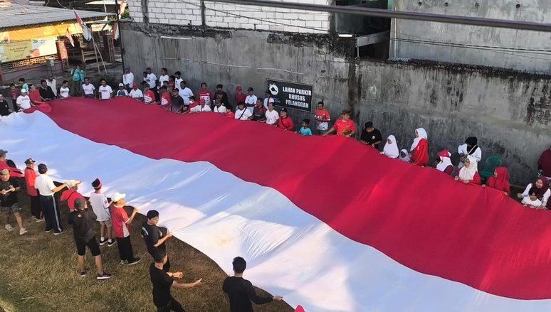 Merah Putih Raksasa Kobarkan Semangat HUT RI Warga Probolinggo