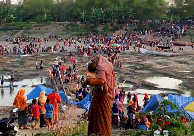 Warga Gresik Jalan Kaki di Aliran Bengawan Solo yang Kering