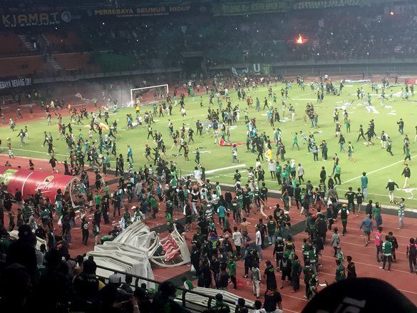 Persebaya Kalah di Kandang, Bonek Mengamuk