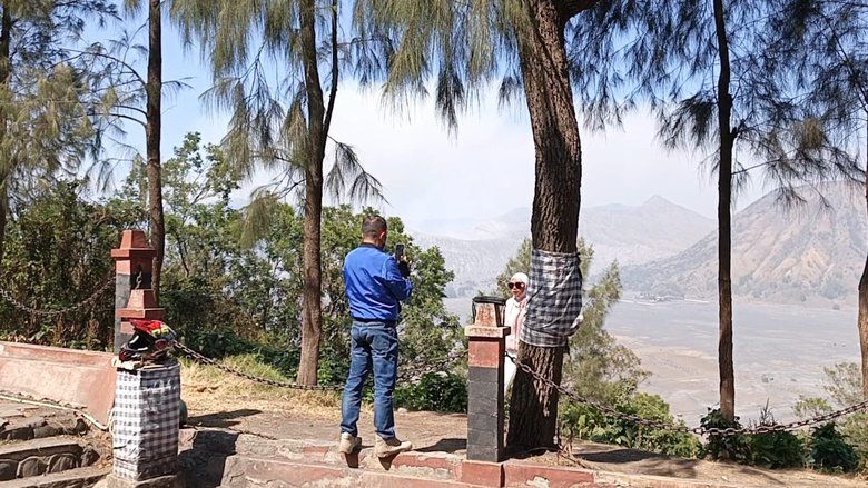 Bukit Penggol Terbakar, Wisatawan Tetap Serbu Bromo via Cemoro Lawang