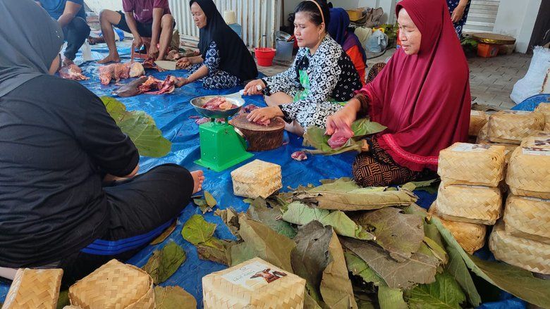 Kompak Bagikan Daging Kurban dengan Kemasan Besek dan Daun Jati