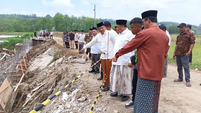 Bupati Warsubi Perintahkan Pembuatan Jalan Darurat