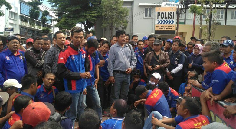 Ratusan Buruh Datangi Polrestabes Surabaya