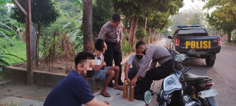 Polres Mojokerto Kota Amankan Penjual Belasan Botol Ciu <em>Gedang Klutuk</em>